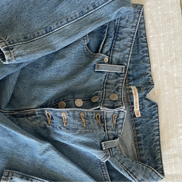 Levi’s | High Waisted Mom Jean size 28 - Picture 4 of 5